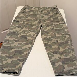 Barrel Leg Camouflage Cargo OnTrend Cotton Women’s Size 10 by American Eagle